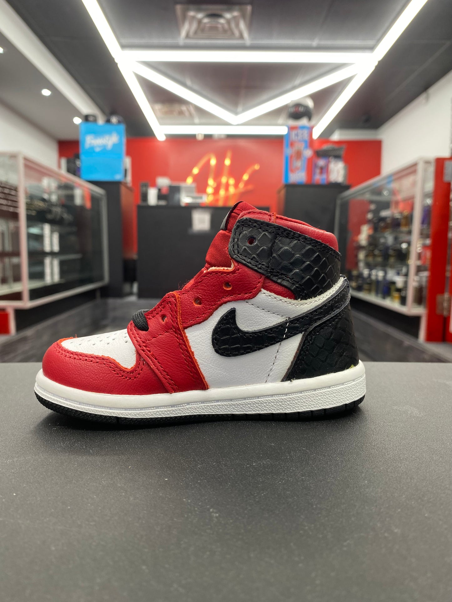 Air Jordan 1 High OG “Satin Snake Chicago” (TD)