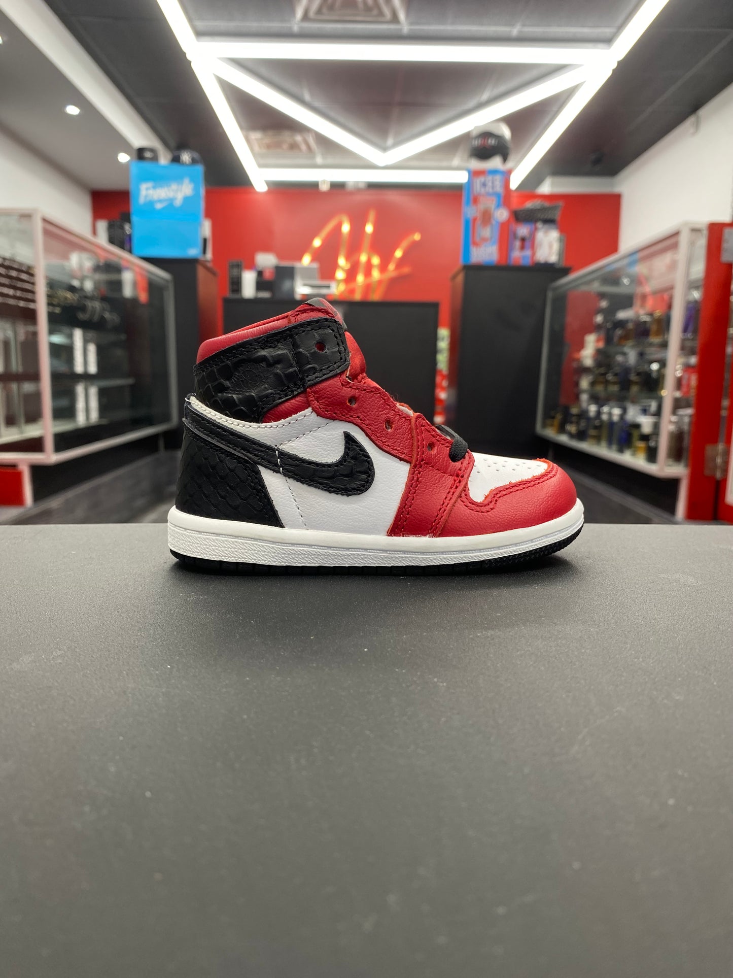 Air Jordan 1 High OG “Satin Snake Chicago” (TD)