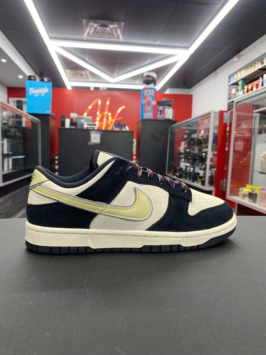 W Nike Dunk Low LX “Black Suede Team Gold”